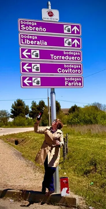 La presidenta de la Ruta del Vino de Toro, Beatriz Fernández Pujo, posa junto a algunas de las nuevas señales instaladas
