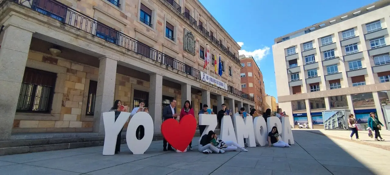 Los alumnos del Medalla Milagrosa llenan Zamora de letras para celebrar el Día del Libro