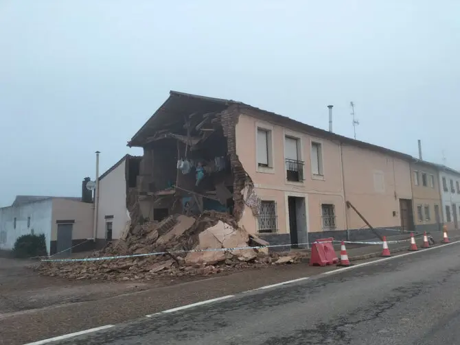Se derrumba parte de una vivienda en San Cristóbal de Entreviñas