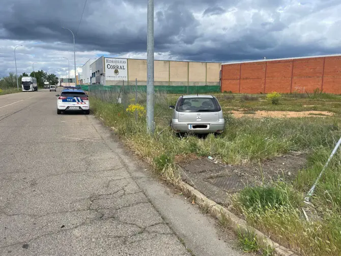 coche abandonado en Benavente tras salirse de la vía