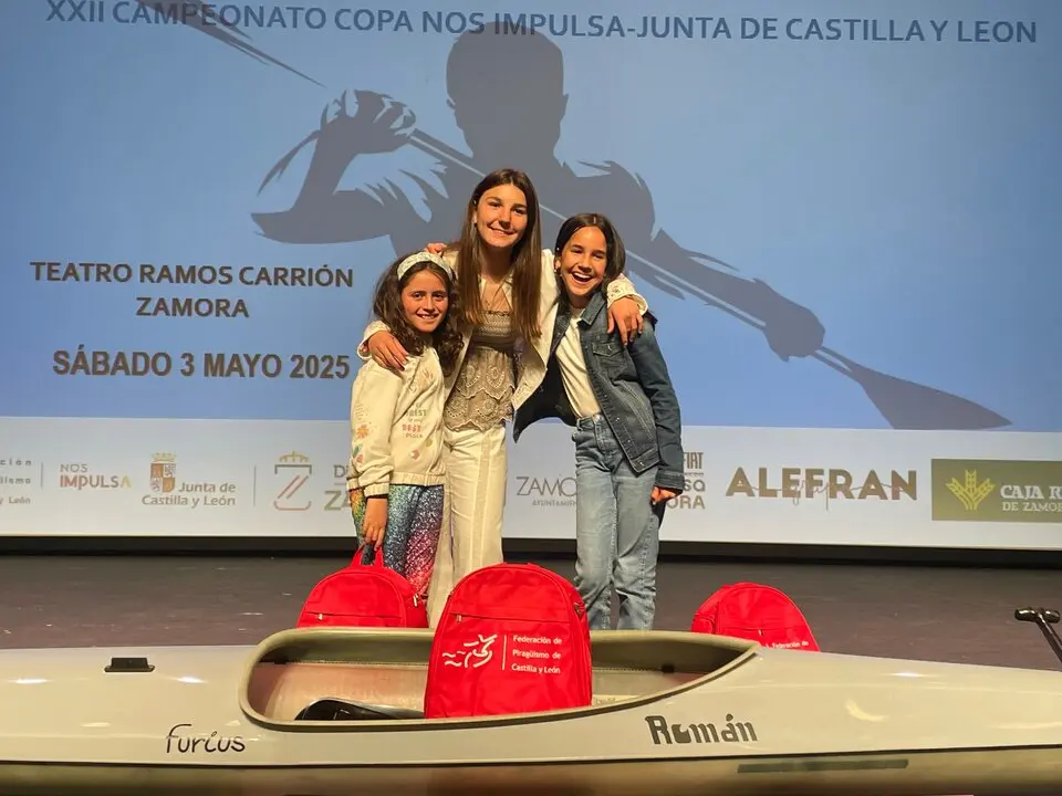Foto de las galardonas, de izquierda a derecha, Lucia Alonso Castro, Mencia Román Codesal, Alicia Caballero Rubio.