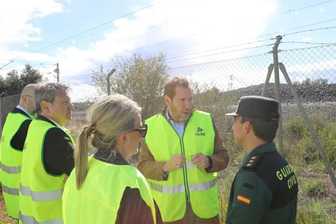 El ministro de Transportes y Movilidad Sostenible, Óscar Puente, visita en Manzaneque (Toledo) la zona de los cortes de cable en la línea de alta velocidad Madrid-Sevilla