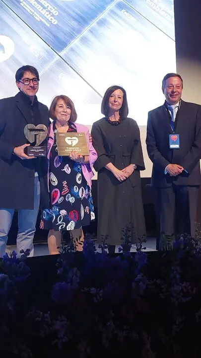 Librería jambrina recogiendo el premio