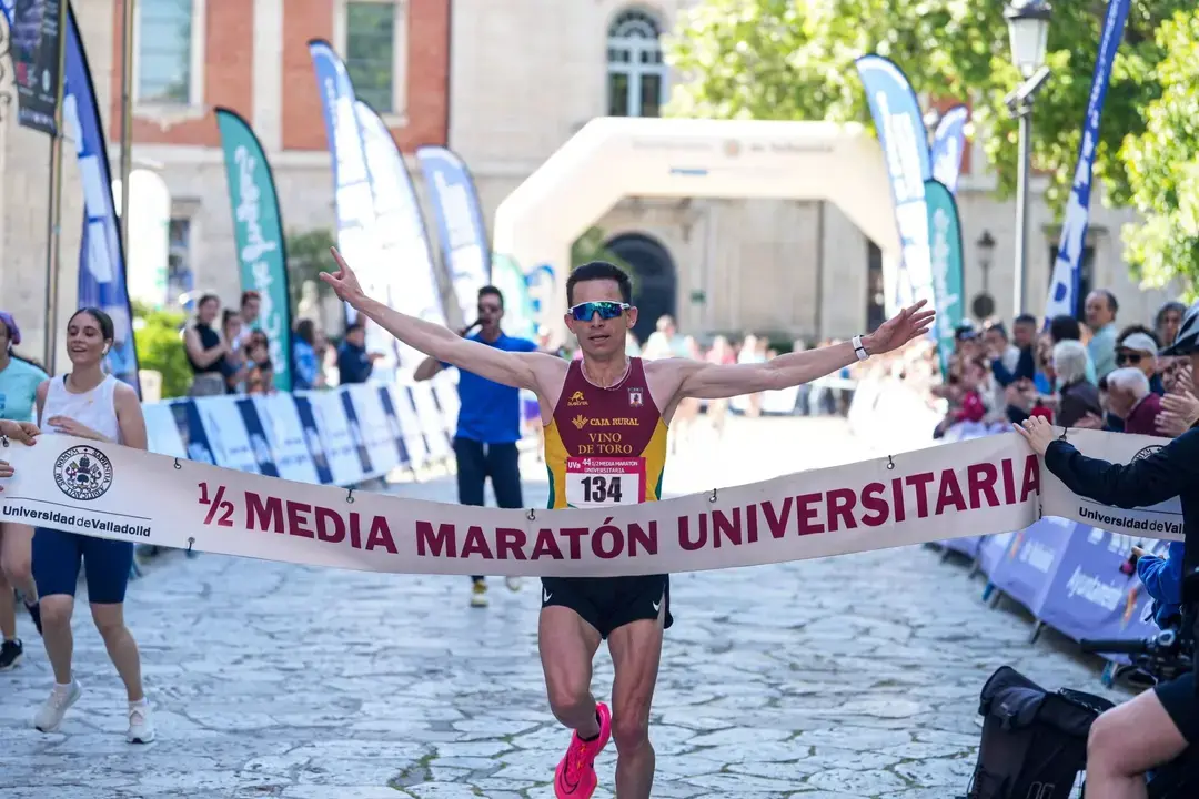 Juan Jose Buena entrando vencedor en Valladolid