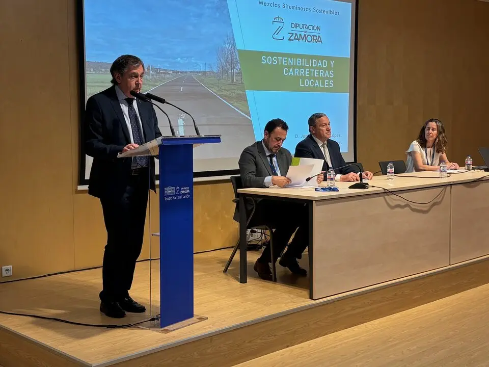 foto técnico de sostenibilidad viaria