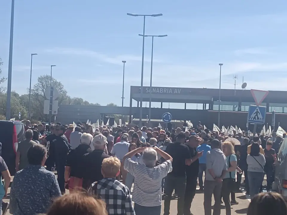 Miles de voces se alzan en Otero contra el recorte ferroviario