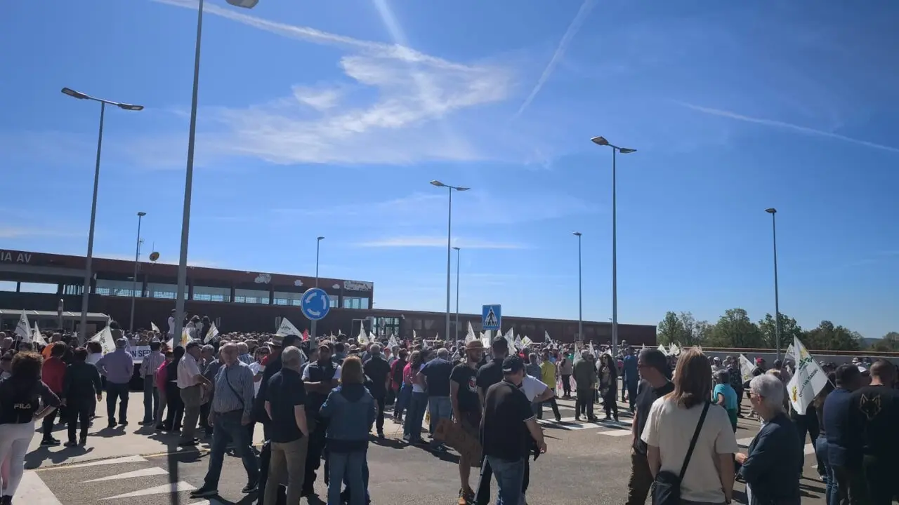 Miles de voces se alzan en Otero contra el recorte ferroviario