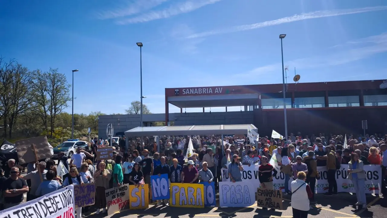 Miles de voces se alzan en Otero contra el recorte ferroviario