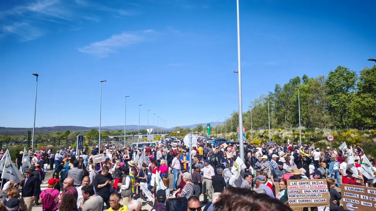Miles de voces se alzan en Otero contra el recorte ferroviario