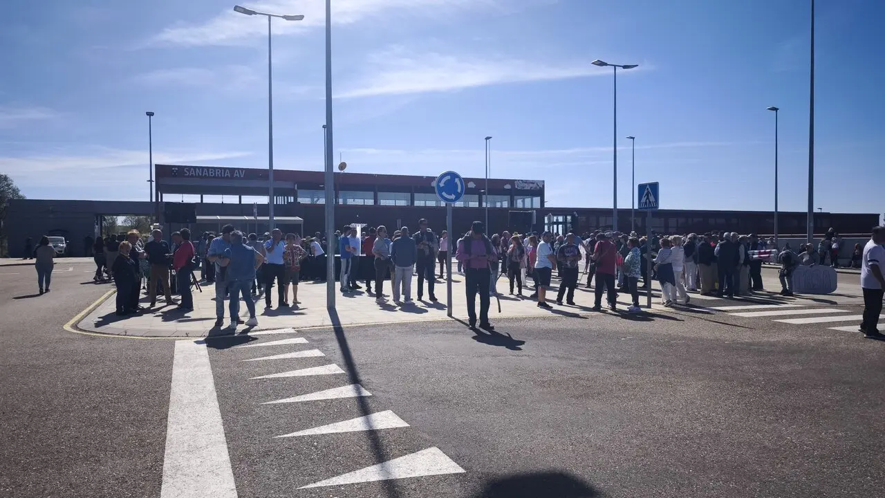 Miles de voces se alzan en Otero contra el recorte ferroviario