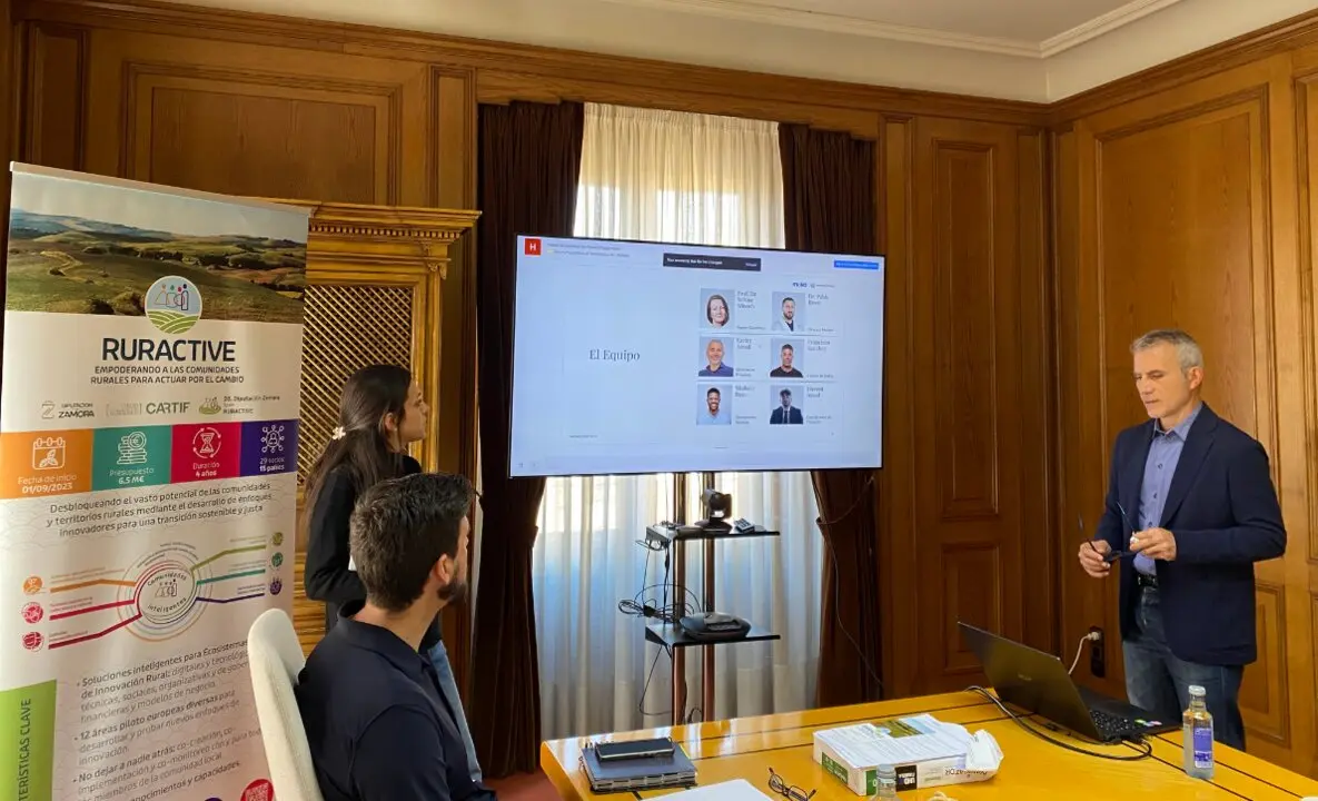 Karim Assad explicando el proyecto VYVA, una solución de atención médica digital.