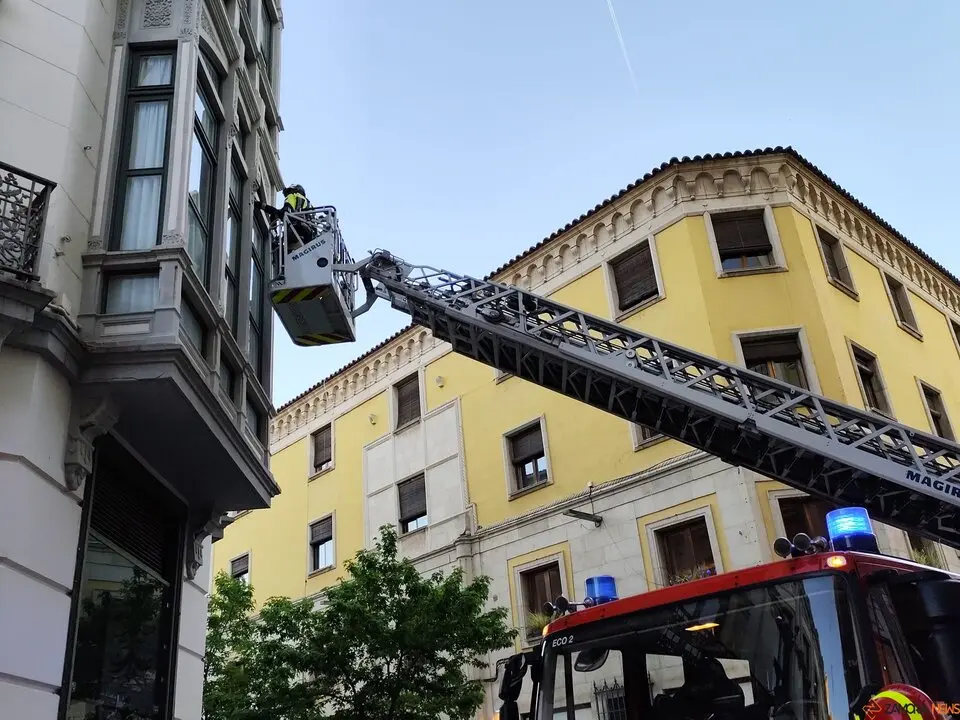 Intervención de emergencia en la plaza Sagasta por el desprendimiento de cascotes