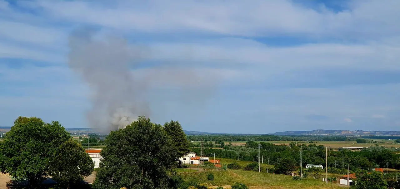 Incendio junto al Hostal 59 en la N-122