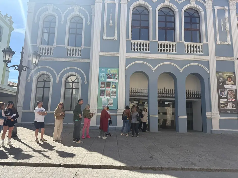 Zamoranos hacen cola en el Teatro Ramos Carrión de Zamora
