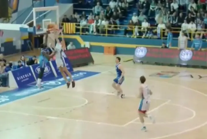 CB Zamora. El mate de Junior Saintel ante Menorca, entre los mejores de abril en Primera FEB