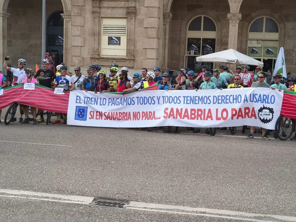 Club El Pinar manifestacion AVE