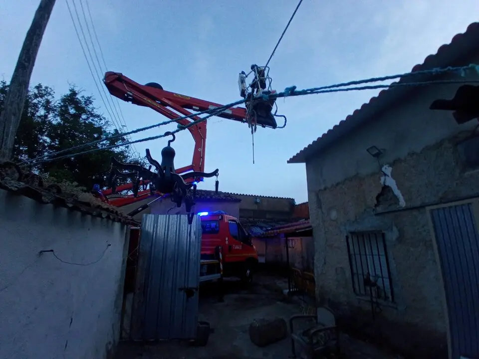 bomberos interviniendo en una casa de Torres de Carrizal