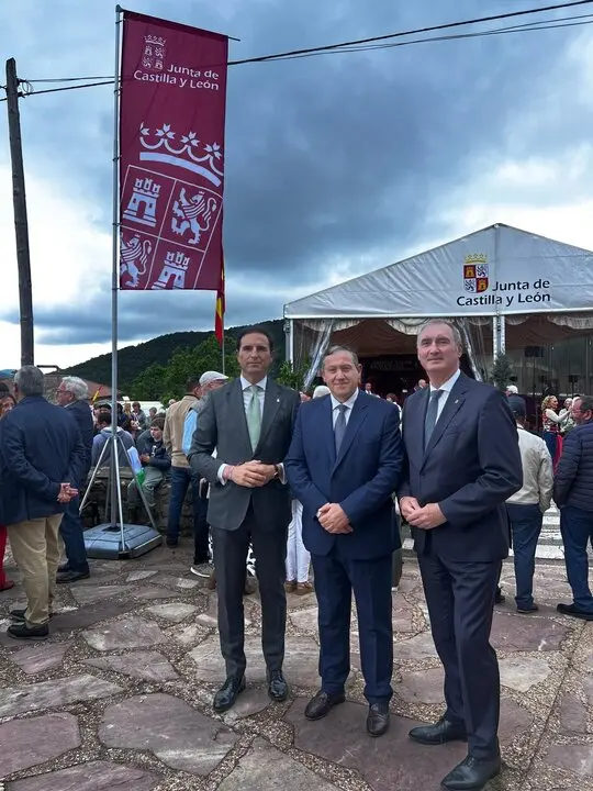 Javier Faúndez junto a los alcaldes de Segovia y Medina del Campo