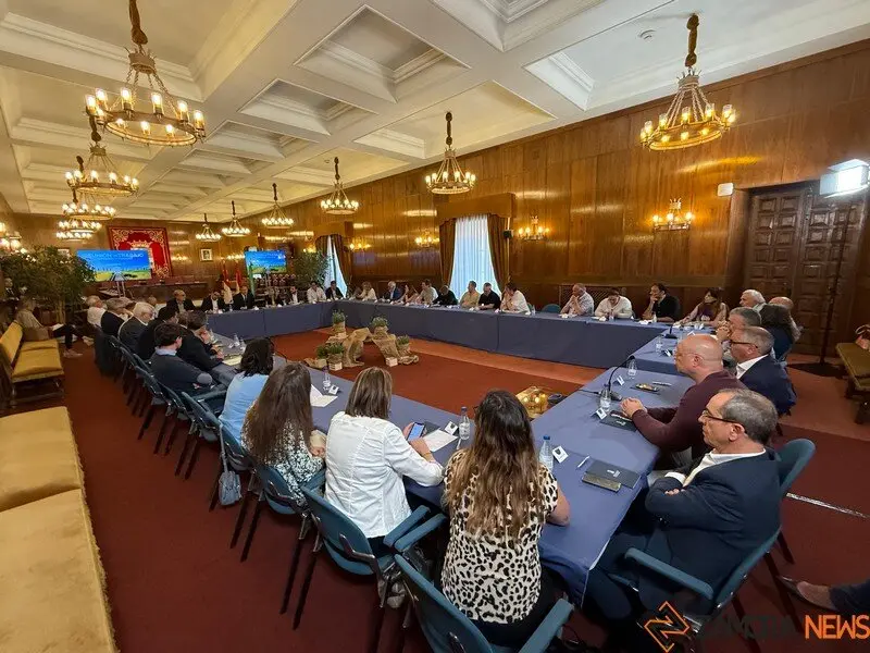 reunión entre las instituciones por el AVE . imagen de archivo