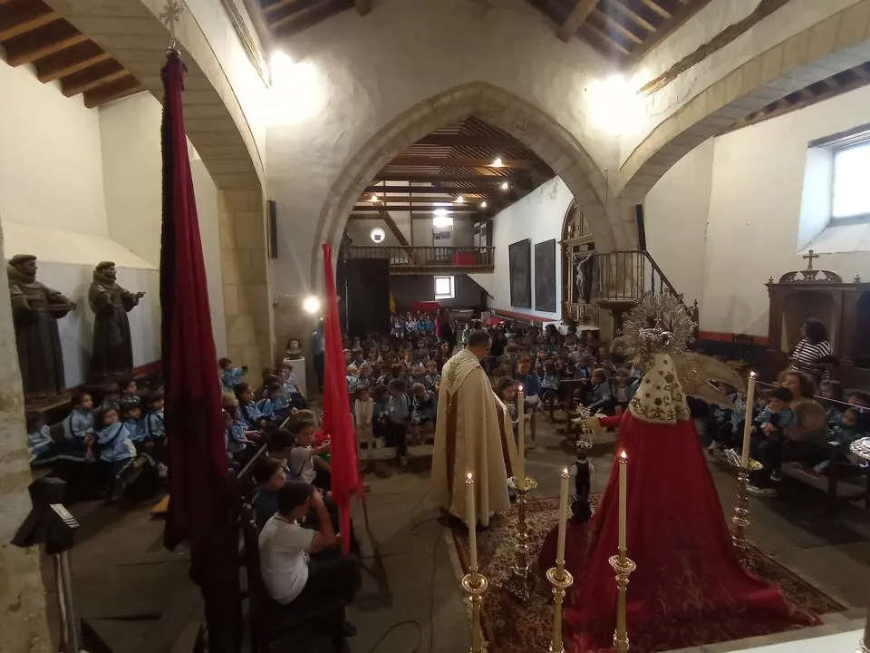 Alumnos de la medalla milagrosa en la iglesia de san antolín visitanto a la Virgen de la Concha