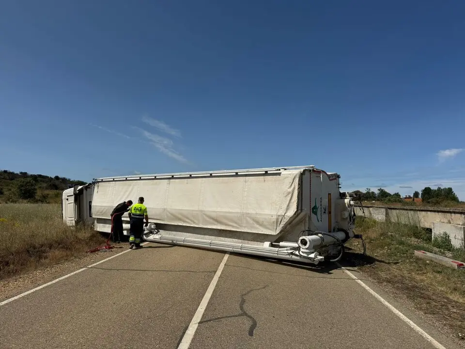 Vuelca un camión en la carretera