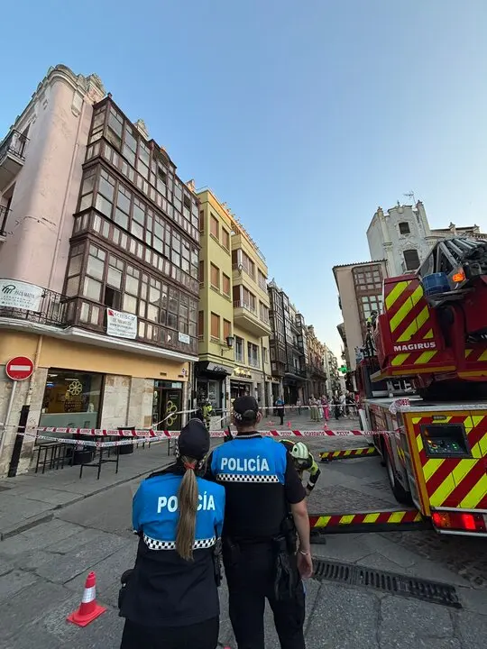 Caen cristales desde un edificio en la plaza Mayor de Zamora y obliga a intervenir a Bomberos y Policía