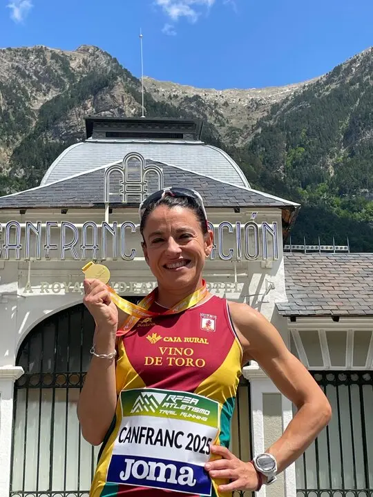 Veronica Sanchez Romero luciendo su flamante medalla de Oro