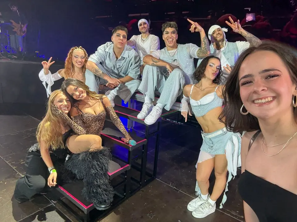 Dos zamoranas cumplen un sueño al subir al escenario con Emilia