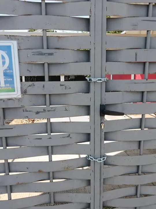 puerta cerrada con dos candandos en la piscina de Morales del Vino