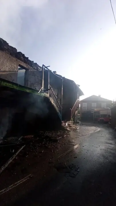 incendio vivienda en Valdespino