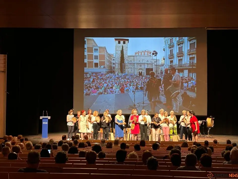 Escuela de Folklore, Teatro Ramos Carrión