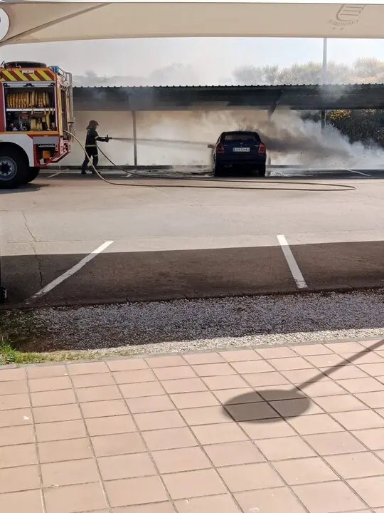 Bomberos apagan incendio de un vehículo en Villalpando