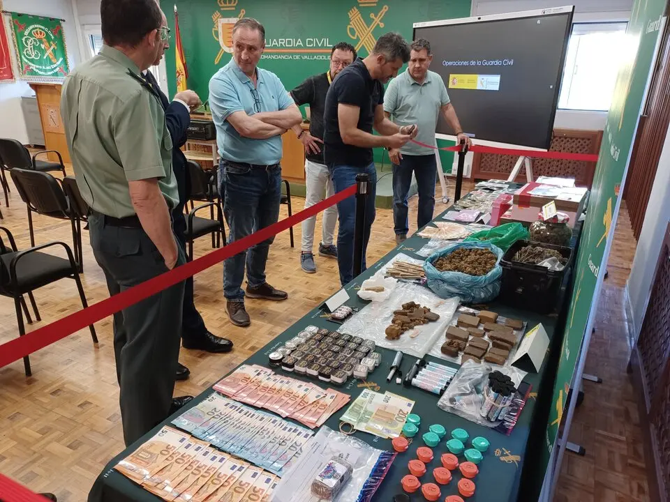 Cae una red nacional de narcotráfico . Guardia Civil