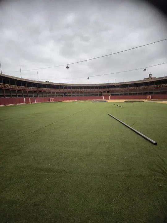 Ayuntamiento de Toro repone cesped de la Plaza de Toros