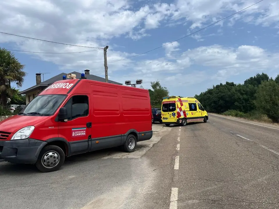 actuación de bomberos y ambulancia en San Vitero