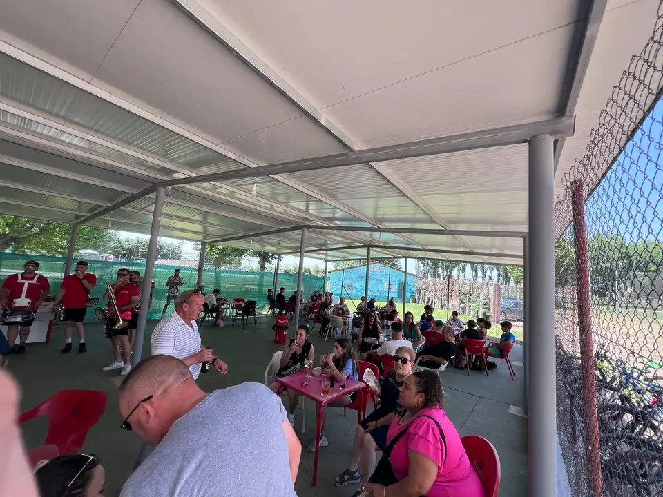 Apertura piscina vermut con charanga Coreses