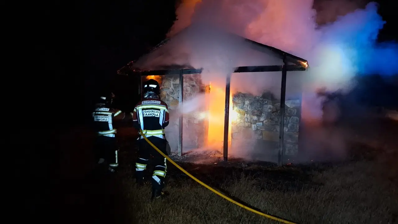 Bomberos de Zamora intervienen en un incendio de un refugio de peregrinos en el Terroso