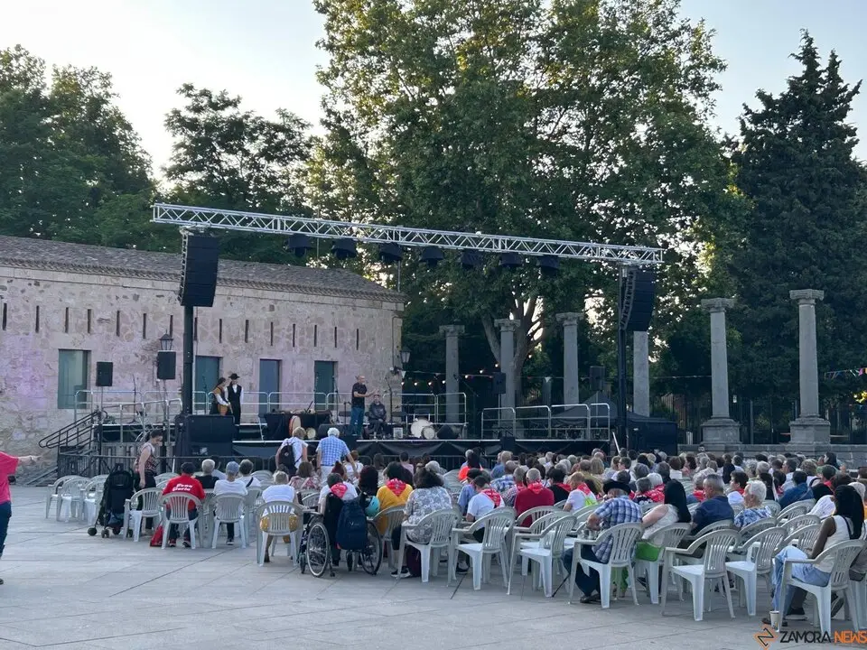 XXXII Muestra de Folklore, Rosa Sánchez, Pablo Carpintero y el Grupo de Danzas Doña Urraca