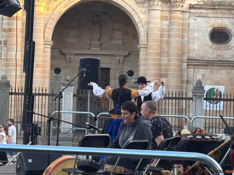 XXXII Muestra de Folklore, Rosa Sánchez, Pablo Carpintero y el Grupo de Danzas Doña Urraca