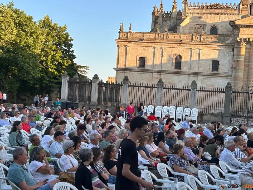 XXXII Muestra de Folklore, Rosa Sánchez, Pablo Carpintero y el Grupo de Danzas Doña Urraca