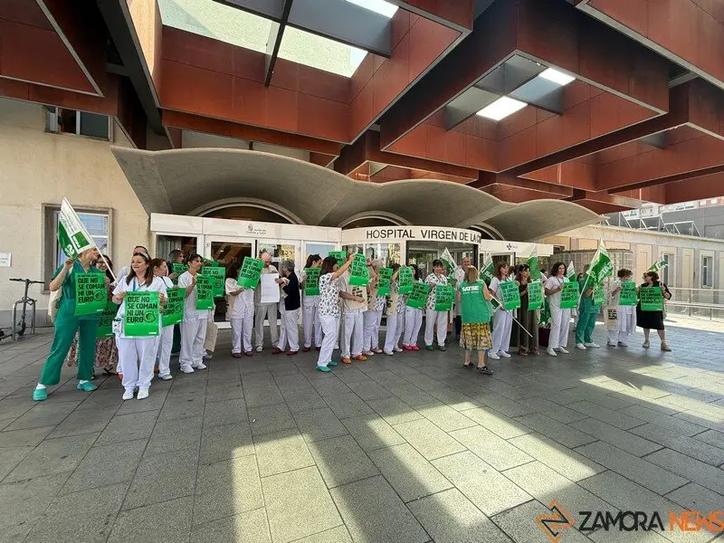 concetración de enfermeras en el Hospital Virgen de la Concha _2