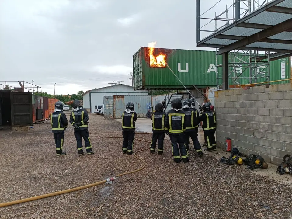 Los bomberos de Zamora se entrenan en técnicas de intervención ante incendios extremos en interiores