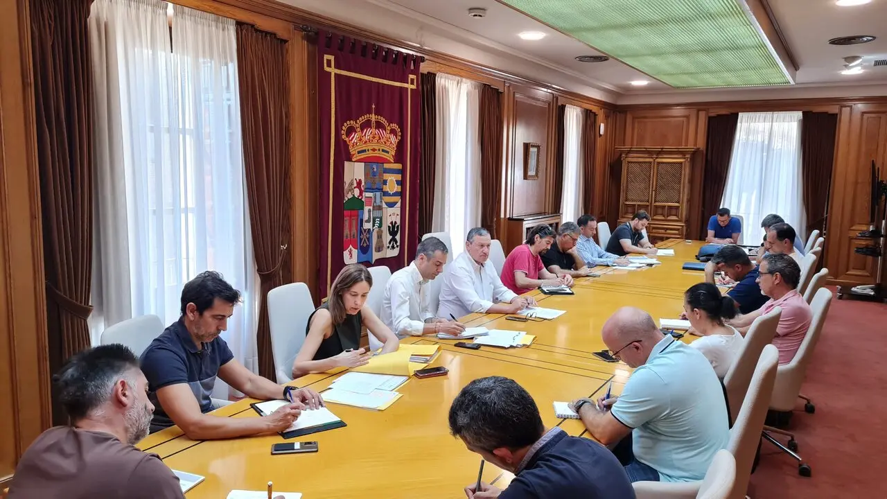 El presidente de la Diputación de Zamora, Javier Faúndez Domínguez, y técnicos del Área de Obras
