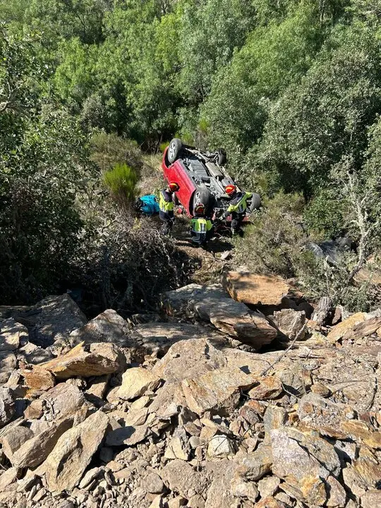 Rescatada una mujer de 74 años tras quedar atrapada en su coche en una salida de vía en Torregamones