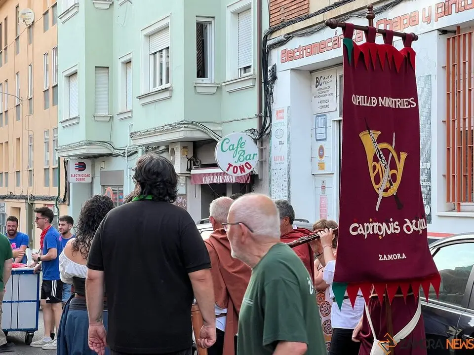 Pasacalles Gigantes y Cabezudos Capitonis Durii_2