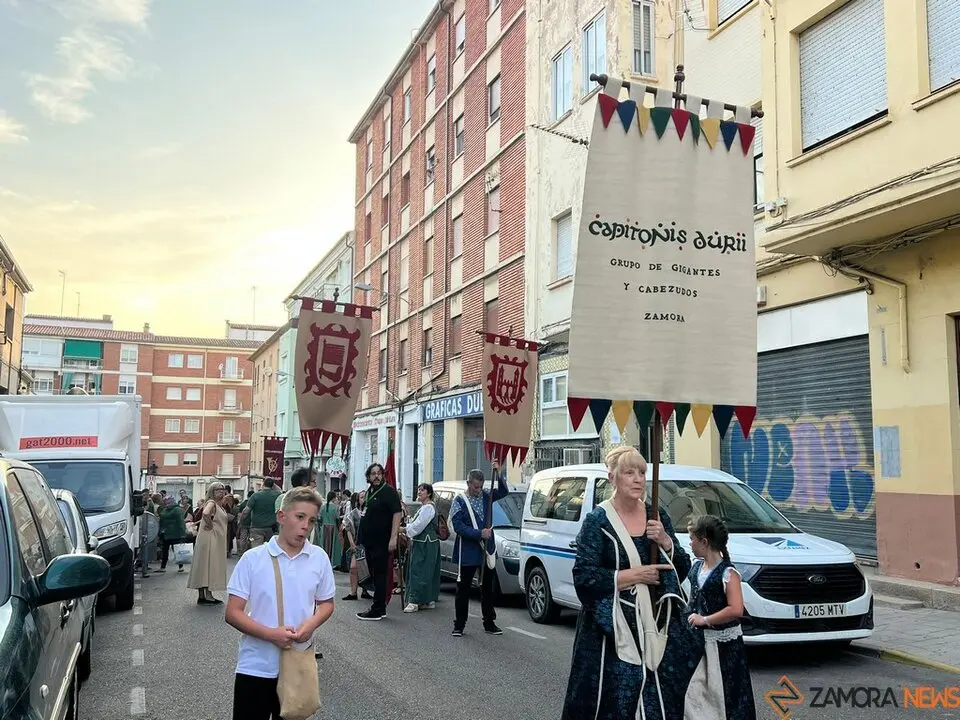 Pasacalles Gigantes y Cabezudos Capitonis Durii_3