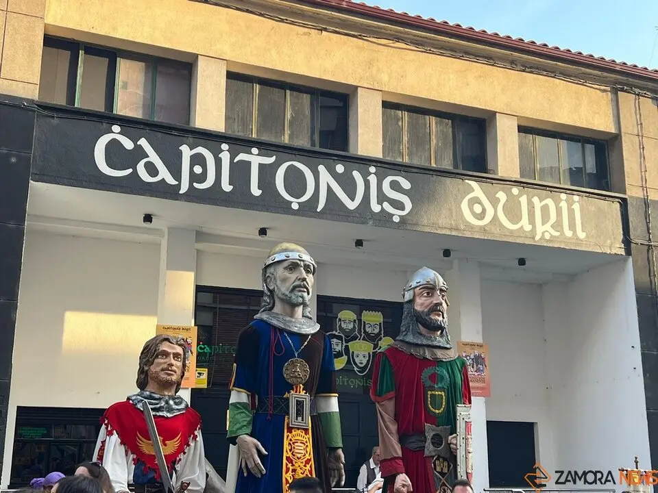 Pasacalles Gigantes y Cabezudos Capitonis Durii_4