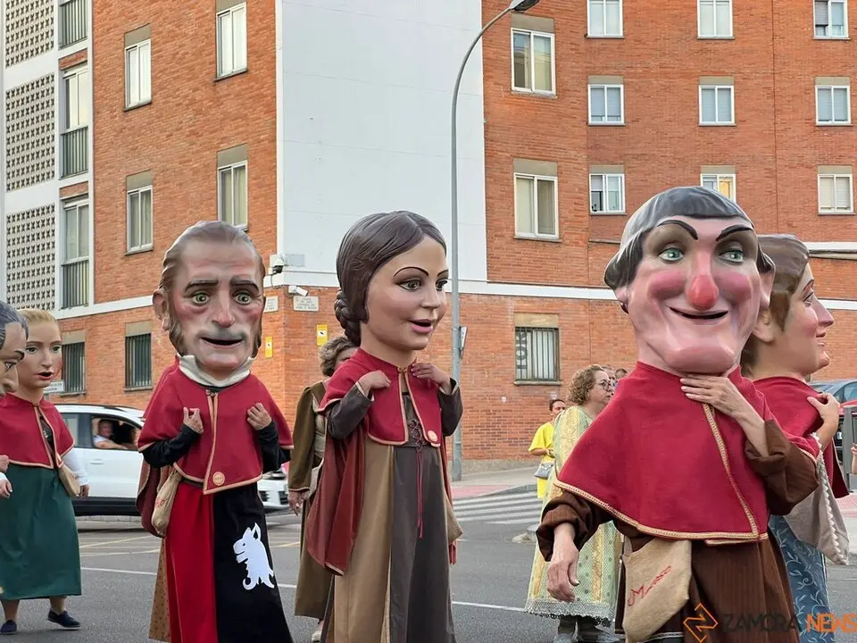 Pasacalles Gigantes y Cabezudos Capitonis Durii_10