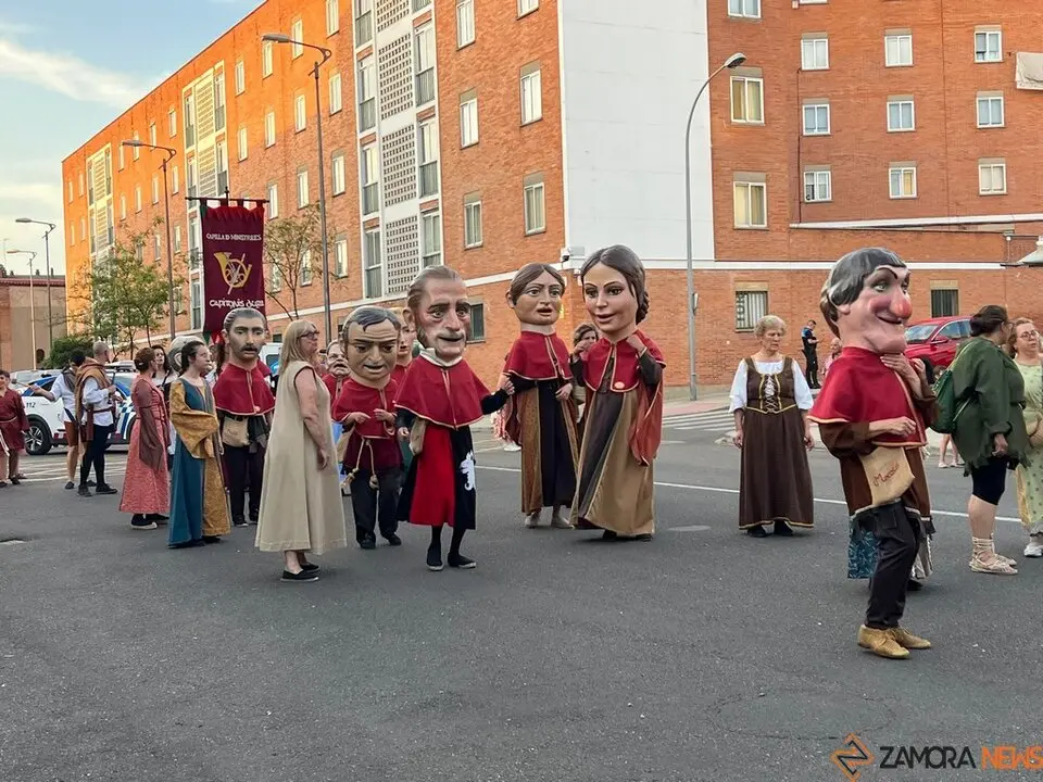 Pasacalles Gigantes y Cabezudos Capitonis Durii_11
