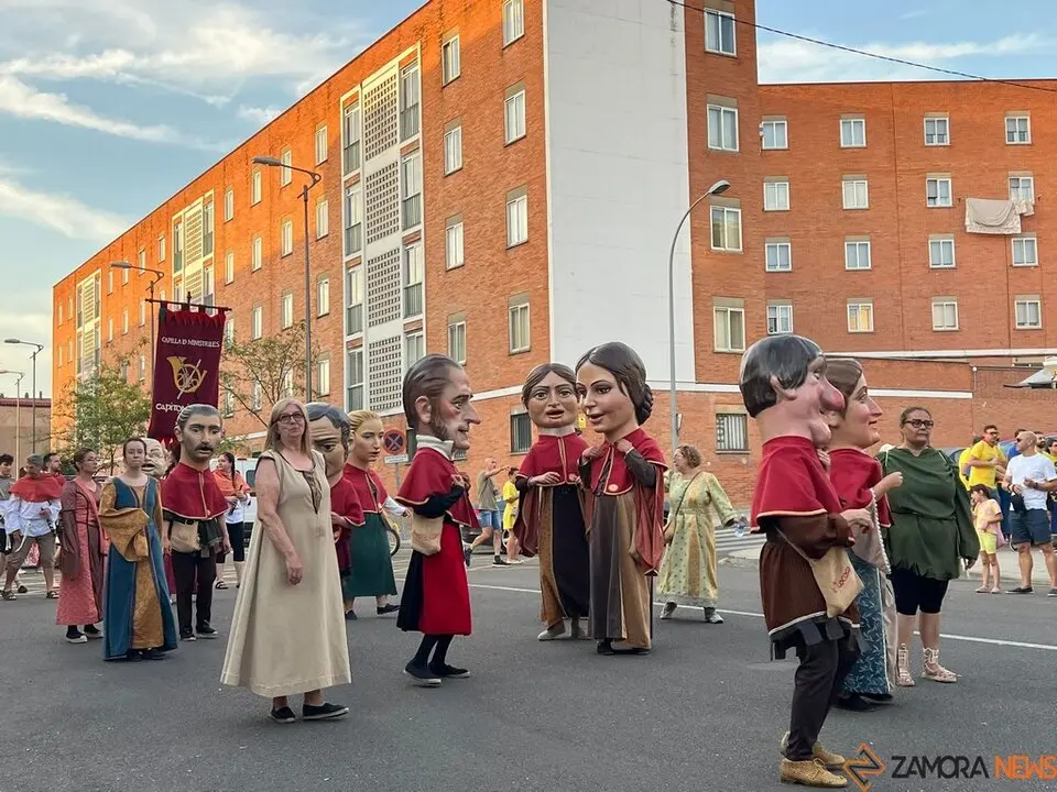 Pasacalles Gigantes y Cabezudos Capitonis Durii_12